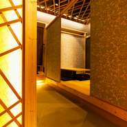 個室完備なので、プライベートな時間を楽しみたい家族や友人同士の利用にも最適。深夜1時までの営業なので、遅い時間の食事や軽く飲みたい2軒目利用もオススメです。