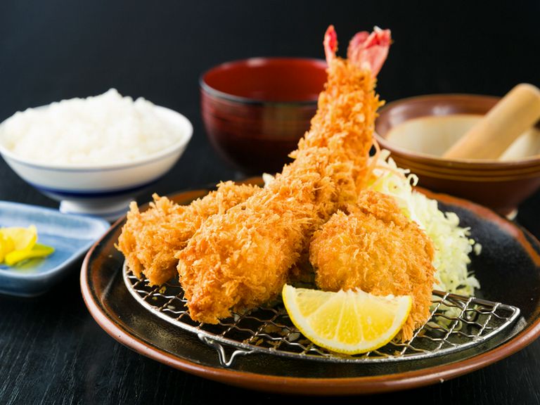 揚げ物の味を引き立てる醤油ベースの自家製のソース