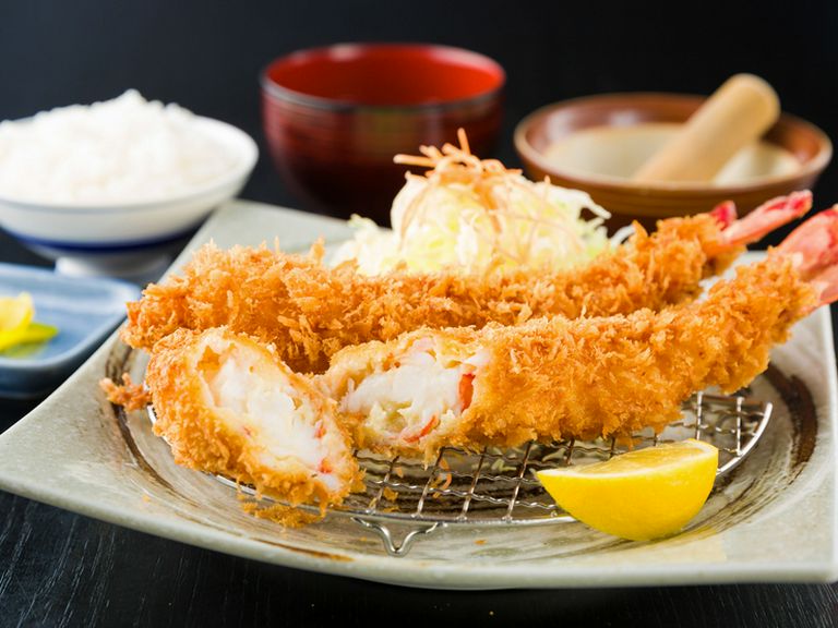見た目もボリューミー！特大サイズのブラックタイガーを味わう『海老フライ定食』