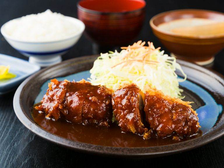 驚くほど柔らかい８時間煮込んだ肉をとんかつでいただく『とろかつ定食』