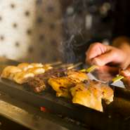もも肉、胸肉、ぼんじり、つくねなど、ていねいに焼かれる串は、上質な南部どりの各部位の美味しさが際立つものばかり。遠赤外線による炭火焼きの香ばしさも素材の旨みを引き立てています。
