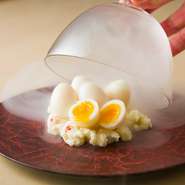 うずらの卵をボイルした後、燻製に。白身は硬くならず、しかも小さな黄身はトロリと半熟仕立て。その卵をマッシュポテトがそっと支えます。一つひとつが繊細に仕上げられた一品です。