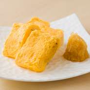 南部どりの新鮮な玉子を使用してだし巻きに仕上げた一品。ふわふわの食感とも相まって、繊細なだしの優しい味わいが人気です。添えられた大根おろしも、玉子の旨みを引き立てます。