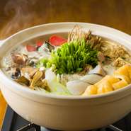 宴会メニューである『寄せ鍋』には、東北産の新鮮で今が旬の野菜がふんだんに使われています。また、魚介類も東北各県の旬の魚が使用されています。舌を唸らせる旬の味を堪能あれ。