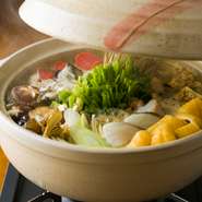 宴会メニューである『寄せ鍋』は、東北産の新鮮で今が旬の野菜がふんだんに使われています。また、魚介類も東北各県の旬の魚が使用されています。舌を唸らせる旬の味を堪能あれ。