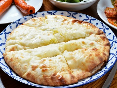 甘じょっぱいチーズが旨い!カリッともちもち『チーズナン』