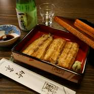 柔らかく蒸した鰻を、日本酒につけながら香ばしく焼き上げた鰻の白焼きのセットです。本山葵のツンとした辛味に、自家製土佐醤油を合わせ、鰻本来の滋味を味わうことができる一品です。※セットにお酒は付きません。