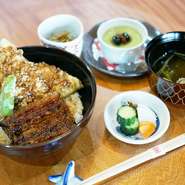 ふんわりと柔らかい江戸前の「鰻」と、カリッと香ばしく揚った「穴子」の天ぷらを一つの丼に盛り合わせた「あいもり丼」です。