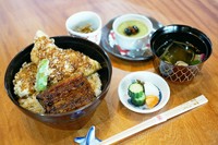 ふんわりと柔らかい江戸前の「鰻」と、カリッと香ばしく揚った「穴子」の天ぷらを一つの丼に盛り合わせた「あいもり丼」です。