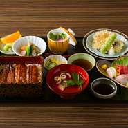 鰻重のほかに小鉢や刺身、天ぷら、茶碗蒸しなどがついた豪華なセット。備長炭の燻煙効果で芳ばしい香りをまとった鰻を堪能したあとは、季節のフルーツや新鮮な魚介をいただけます。