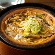 江戸時代に生まれたとされる「柳川」。ゴボウのささがき、どじょうを合わせています。醤油とみりんで味付けたあと、卵でとじています。甘辛い味わいで、ついつい箸が止まらなくなります。