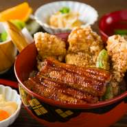 穴子の天ぷらと鰻が一緒になった丼ぶり。丁寧に骨切りされた穴子は、外サクサク、中フワフワの食感に仕上がっています。それぞれに専用のタレがかかっており、味の違いも楽しめます。