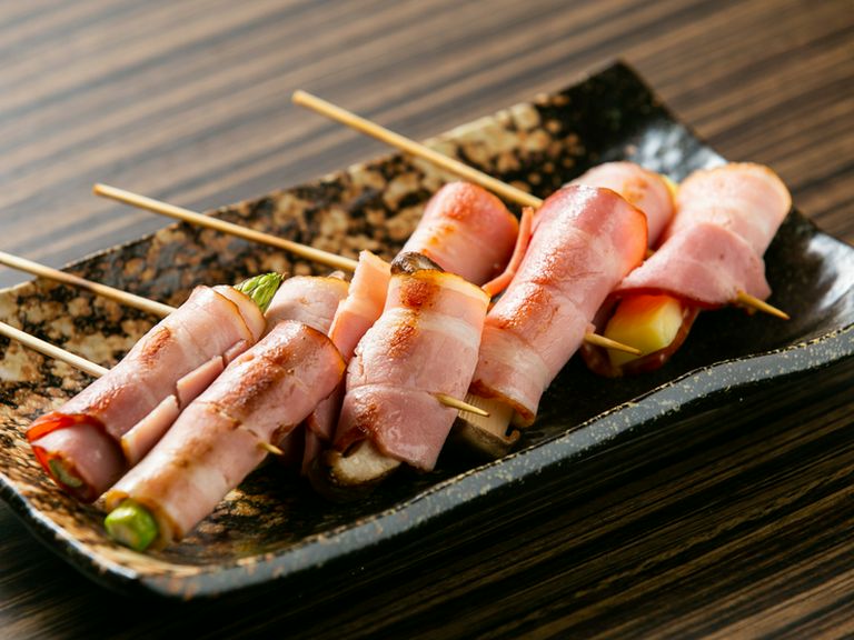 旨みたっぷりのベーコンで野菜やチーズを巻いて、サッと焼き上げた『ベーコン巻き』はどれも人気