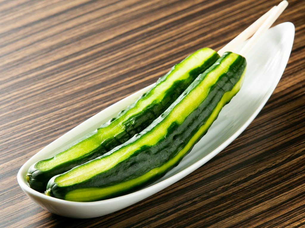 見た目のインパクトも抜群。しっかり味の入ったきゅうりを片手に、ついついお酒が進む『かっぱ一本漬け』