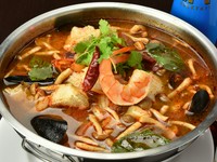 タイに昔から伝わる、クリアスープ。チリインオイルが入らない透明なスープです。レモングラスやこぶみかんの葉、カー（タイ生姜）などのハーブがポイント。食材の魅力を引き出す、絶妙な辛さと酸味を堪能してみて。