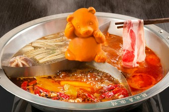 本場四川の火鍋。ひとつの鍋で3種のスープを楽しめる『三色鍋』