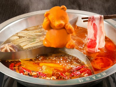 本場四川の火鍋。ひとつの鍋で3種のスープを楽しめる『三色鍋』