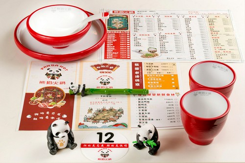 かわいいパンダのボールペンで、メニュー表にオーダーを記入