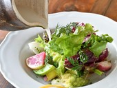 温かいパルメジャーノのスープと温野菜、生野菜をからめて味わう『トネリコのミネストラサラダ』
