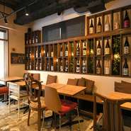 47都道府県から取り寄せた焼酎、日本酒が並べられた店内。ブランドにこだわらず、店長が本当においしいと思うものに絞っているそうです。ゲストの出身地のお酒をセレクトすれば話題も広がり、和やかな会食に。