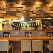 モダンで落ち着いた店内は、誕生日や二人の特別な日にふさわしい大人の空間です。記念日利用の際はコース予約時に伝えておくと、素敵なサプライズを用意してくれます。カウンターに並んで、ゆっくりおしゃべりを。