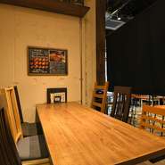 あっさり食べやすく、低カロリー、高タンパクとされる馬肉は、ヘルシー志向の女性たち注目の食材。店には6名様まで着席できる半個室があり、プライベートな雰囲気の中で料理と会話を楽しめます。