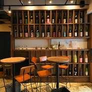 木目を基調とした、カフェを思わせるオシャレな店内。バーのように利用できるハイチェアもあれば、腰を落ち着けて飲めるテーブル席もあり、さまざまシーンに利用できます。屋外には気持ちの良いテラス席も完備。