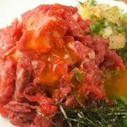 新鮮な馬肉を使ったユッケ。味付けは自家製醤油ダレ、味噌ダレから選べます。醤油は甘めでコクがあり、味噌ダレはちょっとピリ辛です。卵の黄身を混ぜればまろやかな味わいが口いっぱいに広がります。