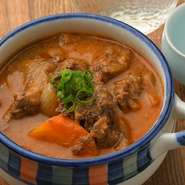 6時間程度かけてじっくり煮込んだ一品。分厚い馬すじが口の中でとろけるほど柔らかく仕上がっています。