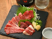 赤身の旨みや脂の甘み、食感の違いを楽しめる『馬刺し5種盛り』