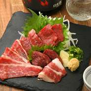 希少部位を含む5種の盛り合わせです。写真は赤身のモモ肉やロース、歯ごたえのあるフタエゴ、肉の旨みと脂の甘みが感じられるチョウチンなど。好みに応じて最大10点盛りまで対応してもらえます。事前予約も可能。