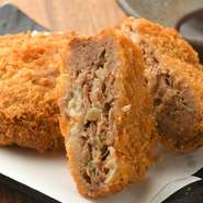 馬肉100％と玉ねぎでつくるメンチカツ。外側はサクッと、中はジューシー！