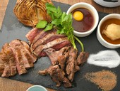 絶妙な火加減で肉の旨みを閉じ込めたご馳走プレート『グリルステーキ3種盛り』