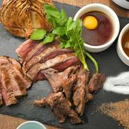 ヒレ、ハラミなどを部位ごとにベストな火加減で焼き上げたグリル。高タンパク、低カロリーとされ、脂があっさりして食べやすい馬肉をもりもり食べられます。自家製の酢ダレ、焼肉タレ、塩、スパイシー塩で。