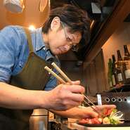 穏やかな佇まいが印象的な伊藤氏。訪れるお客様が思い思いに楽しいひとときをすごせるよう、常に気を配っているそうです。おいしいお酒と馬肉料理を用意して、温かい笑顔でもてなしてくれます。