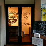 京急本線「横須賀中央」駅から徒歩1分という好アクセス。でも、細い路地を入ったところにあるので、ちょっと隠れ家の気分も感じられるお店です。