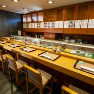 創業50年の老舗寿司店でありながら、カウンターでカジュアルに寿司が楽しめるのが【八事ひばりヶ丘　吉野寿司】の魅力です。JAZZが流れる店内で、季節の逸品料理と酒に舌鼓をうつ、至福の時間が過ごせます。