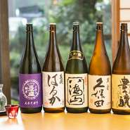 東海地方の蔵元が製造する地酒を中心とした日本酒が取り揃えられ、料理に合わせて思い思いに酒が味わえます。メニューにはないワインや日本酒の入荷を楽しみに訪れるのも一興です。