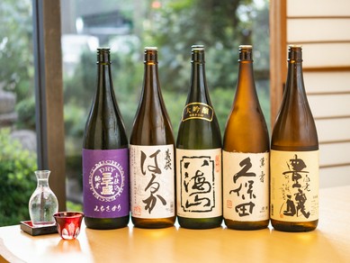メニューにはないワインや日本酒の入荷を楽しみに訪れる
