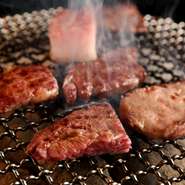 肉のおいしさが段違いと評判の【焼肉まぁちゃん】。質の高い肉が味わえるのは、焼肉店に長年勤めた店主山田さんと、肉卸との信頼関係があるからこそ。その日入った良いものを厳選して仕入れています。