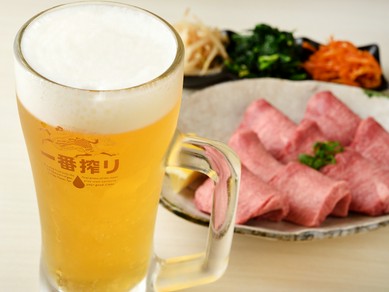 泡立ちふんわり、よく冷えたビールは焼肉のベストパートナー