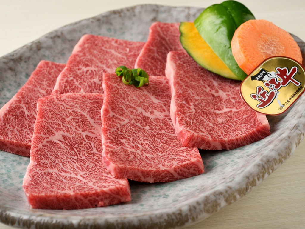 細かいサシが生み出すとろける口どけを堪能する『近江牛』