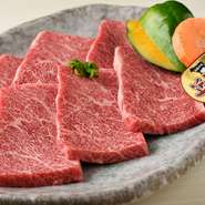 日本三大和牛のひとつ近江牛の仕入れには、店主山田さんの目利きがより一層光ります。サシが細かく入ったその味わいは口どけが抜群で、山田さんも太鼓判を押す逸品。焼き加減はミディアムレアがオススメです。