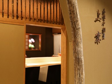 余計な装飾を省いた店内は、落ち着きのある茶室をイメージ