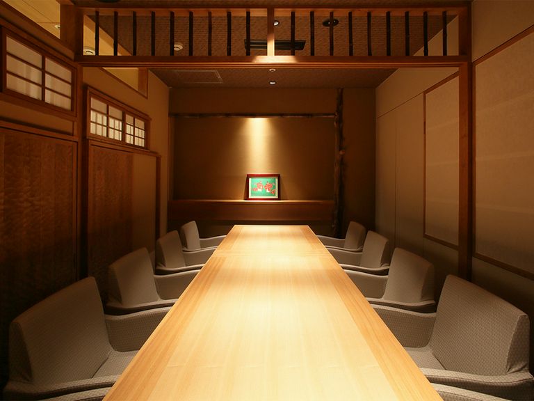 最大10名まで利用可能。あらゆる用途で使える広々とした個室