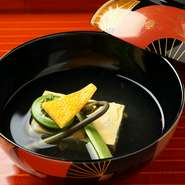 四季折々の食材に敬意を払い、本来の持ち味を余すところなく引き出すのが日本料理の基本。選び抜いた本枯節を毎日削って丁寧にとる出汁が、繊細で奥行きのある味わいを奏でます。