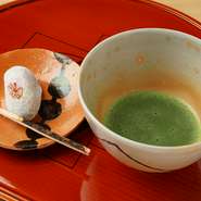 懐石の最後は、季節を感じさせる生菓子と、現在も京都へお稽古に通う茶道歴20年の大将が点てた抹茶をお出しして、食事を上品に締めくくります。