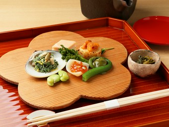 季節の移ろいを愛でながら、目と舌で味わう『口取・八寸』