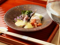 写真は、こだわりの国産赤貝、蛤、鳥貝、蛍イカ等の食材に自家製辛子酢味噌を掛けたぬた和え。その他に、サヨリ、白海老、じゅん菜、鱧、鰻、松茸、河豚等、旬の食材にこだわった酢の物、和え物を提供いたします。
