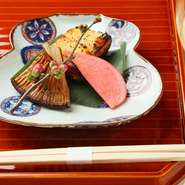 写真は、マナガツオの西京焼きと原木椎茸。京都伝統の西京焼きは風味が香ばしく、脂ののった上品な味わいが格別です。ほかにも、季節により様々な焼物が登場し、夏は天然鮎などが楽しめます。